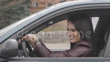快乐的女人在车里嬉笑<strong>打闹</strong>